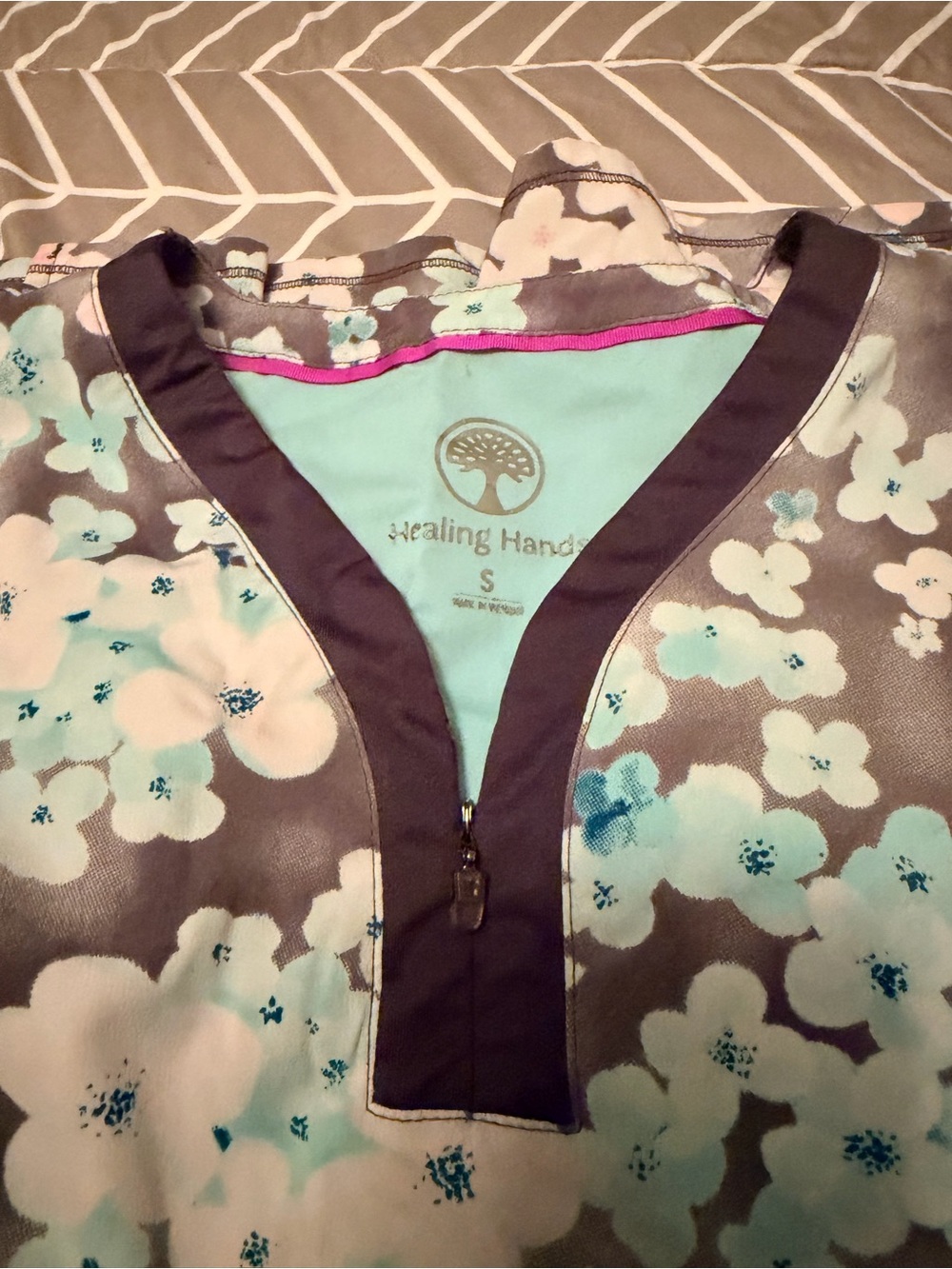 Healing Hands scrub top Floral in Mint and Gray with pinks and blues size small